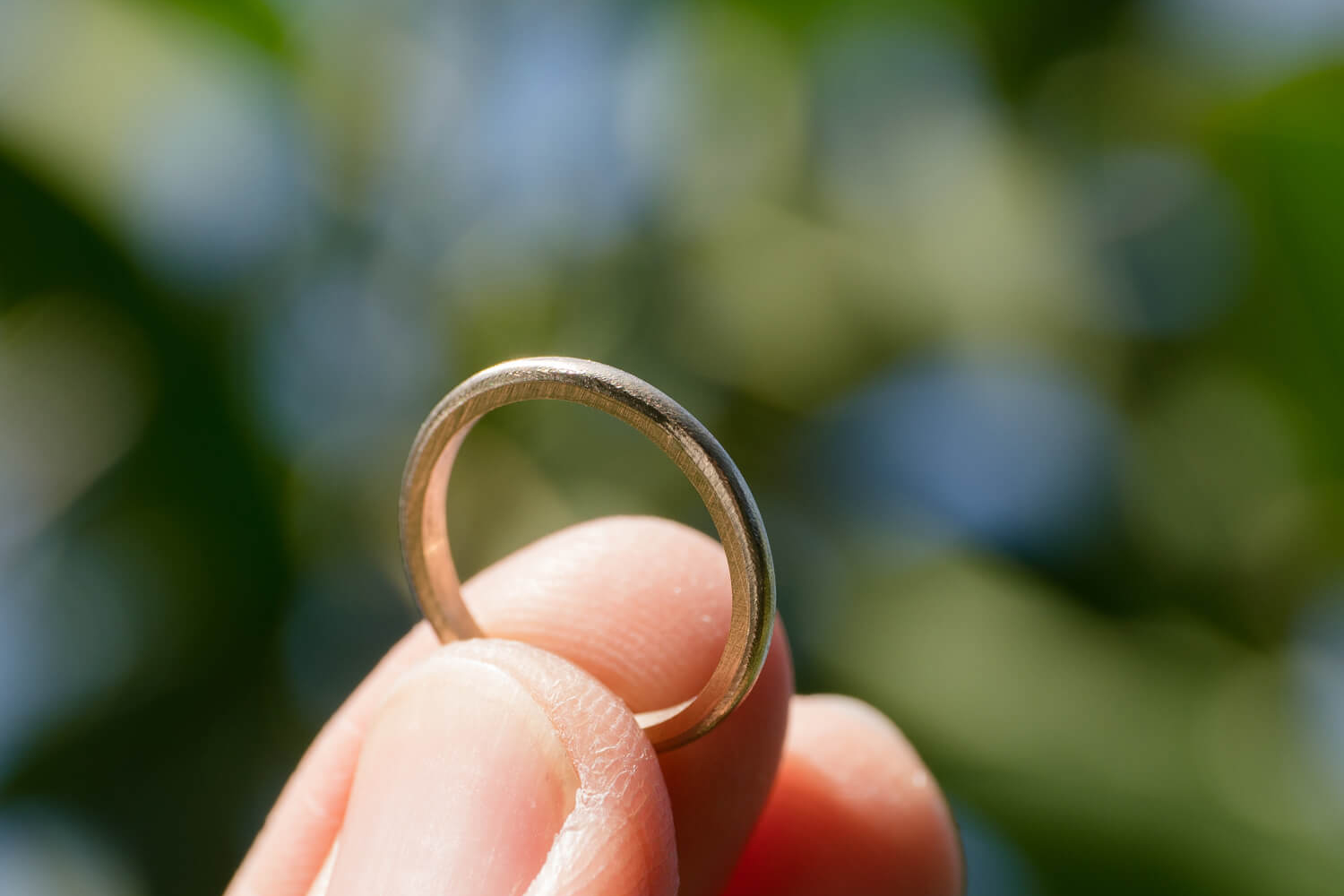 オーダーメイドマリッジリングの制作風景　屋久島の緑バック　ゴールド　屋久島でつくる結婚指輪