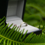 角度２　ケースの中、オーダーメイドエンゲージリング　屋久島のシダモチーフ　屋久島のシダバック　プラチナ、ゴールド　屋久島でつくる結婚指輪