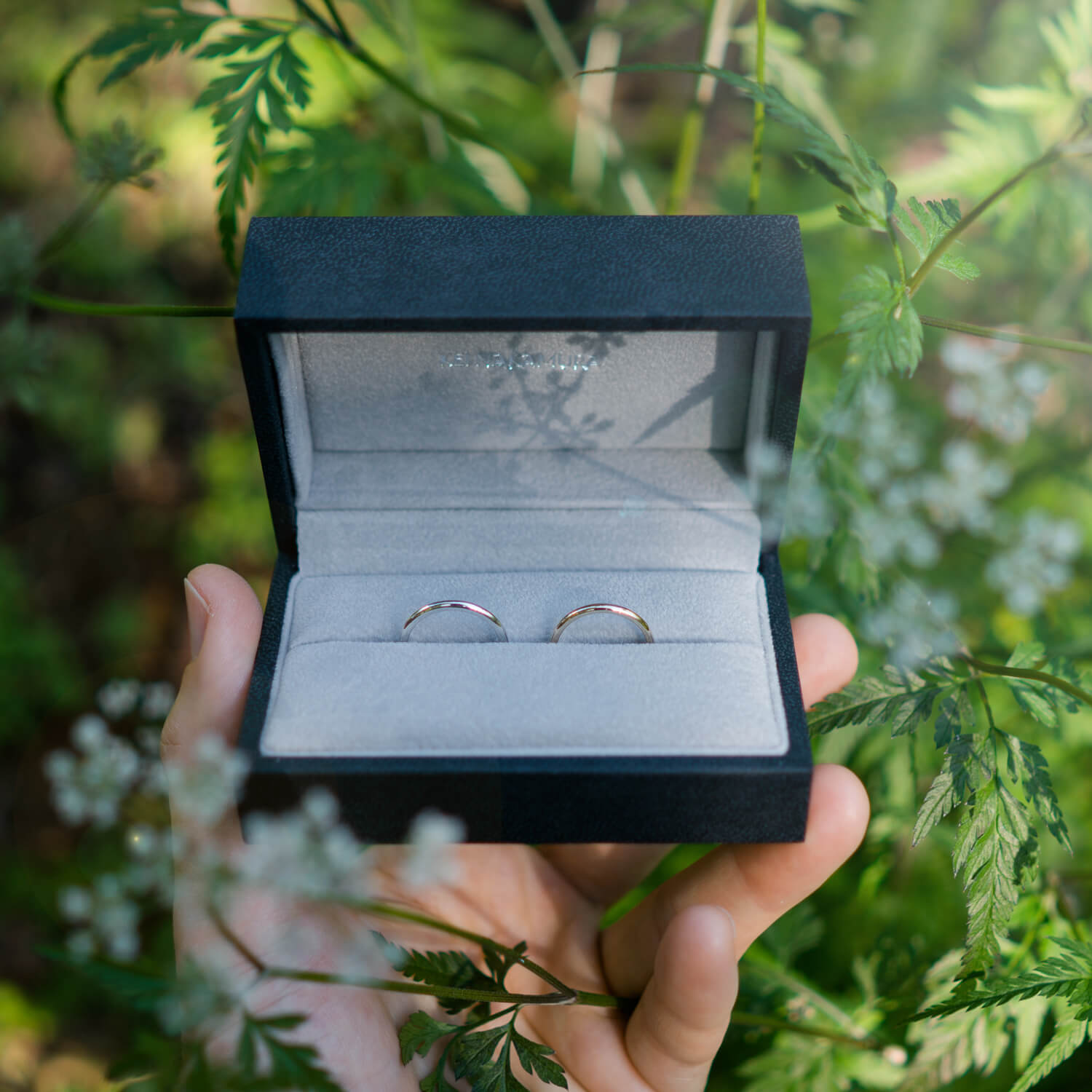 オーダーメイドマリッジリング　屋久島ジュエリーのアトリエの庭　ジュエリーケースと屋久島の花々　プラチナ、ゴールド　屋久島でつくる結婚指輪