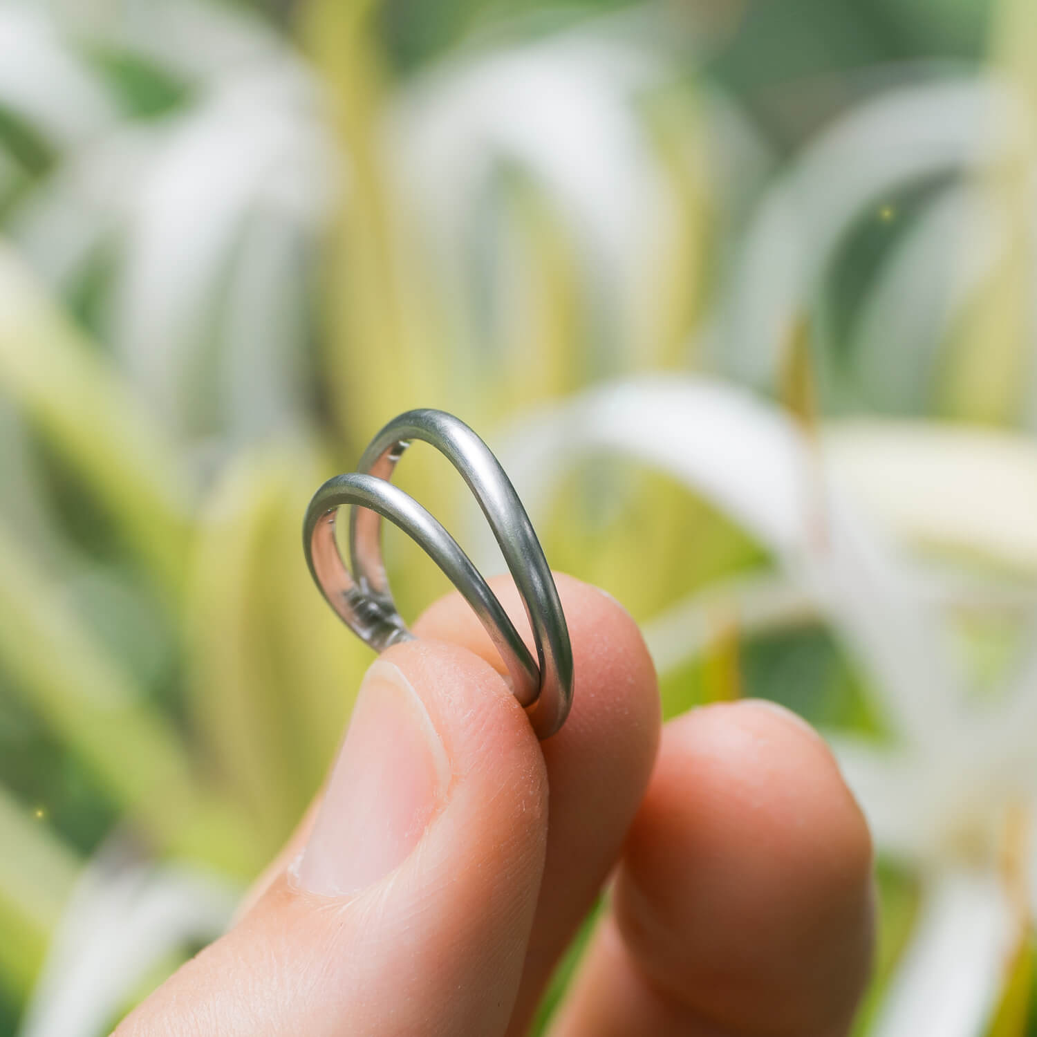 結婚指輪にフォーカス　屋久島のハマユウ　手に結婚指輪　プラチナ　屋久島花とジュエリー　屋久島でつくる結婚指輪