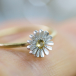 屋久島で作るお花の指輪　手にとって　ハンドメイドジュエリー　シルバー、ゴールド