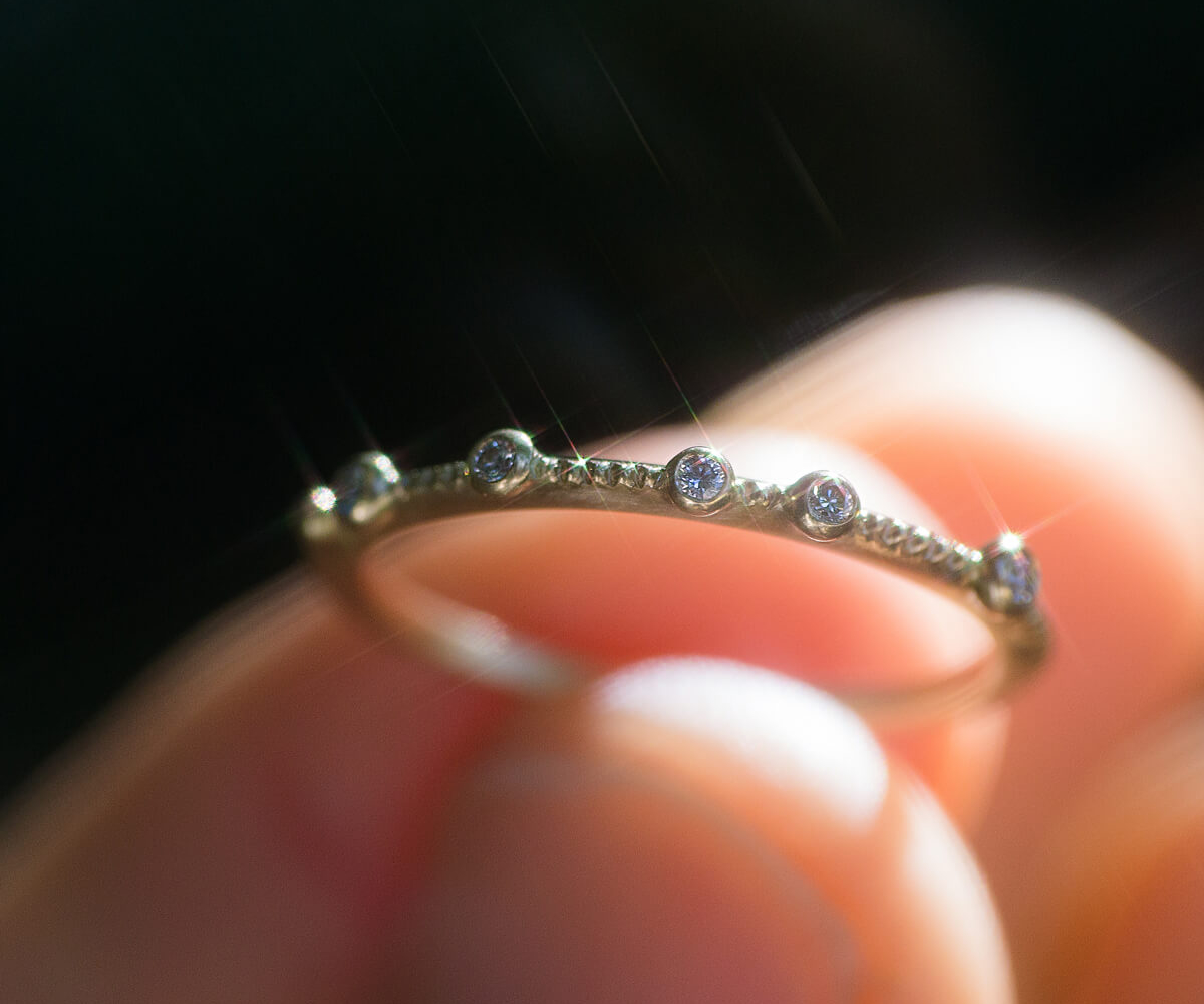 ゴールドリング　屋久島のヒカリ　ダイヤモンド　手に持って　屋久島でつくる婚約指輪　オーダーメイドエンゲージリング
