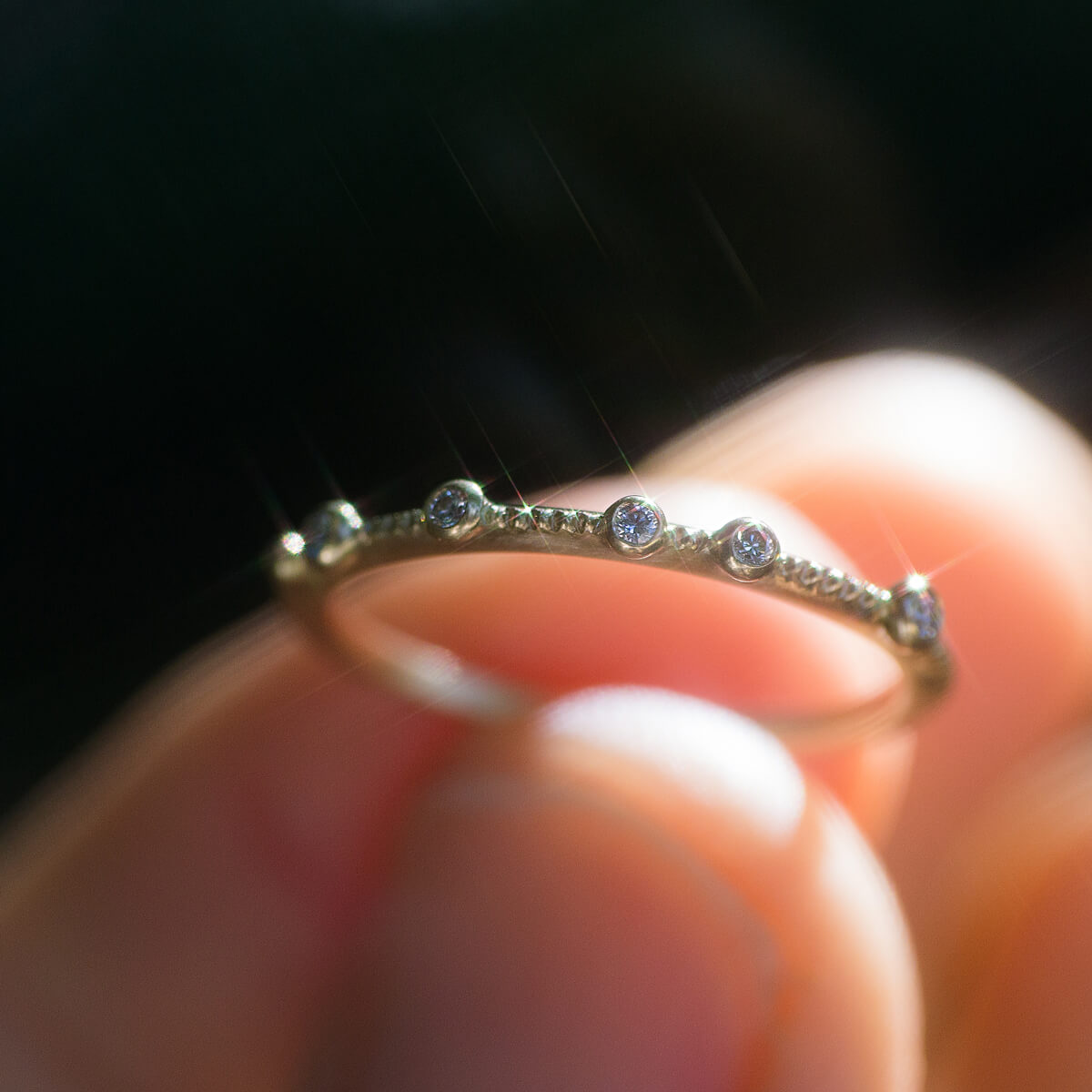 ゴールドリング　屋久島のヒカリ　ダイヤモンド　手に持って　屋久島でつくる婚約指輪　オーダーメイドエンゲージリング