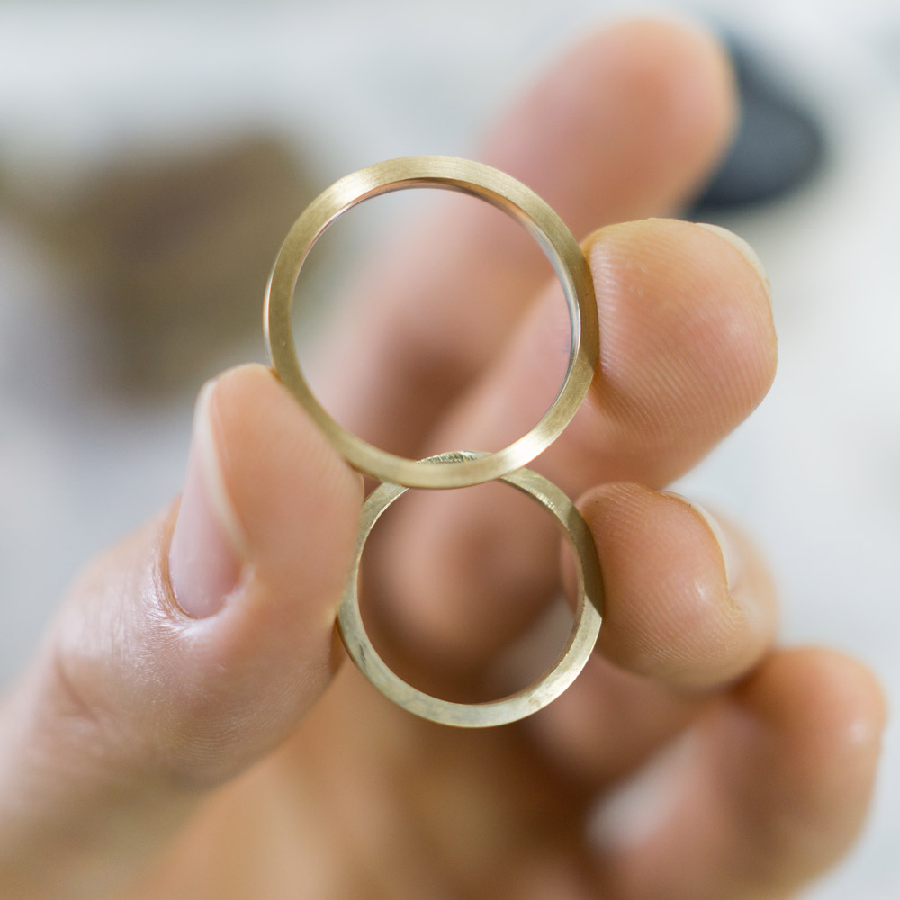 結婚指輪を手に持って　制作風景　ゴールド、プラチナ