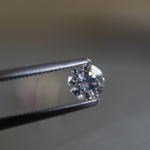 ジュエリーのアトリエ　ダイヤモンド、ピンセット　オーダーメイドマリッジリングの素材　屋久島でつくる結婚指輪