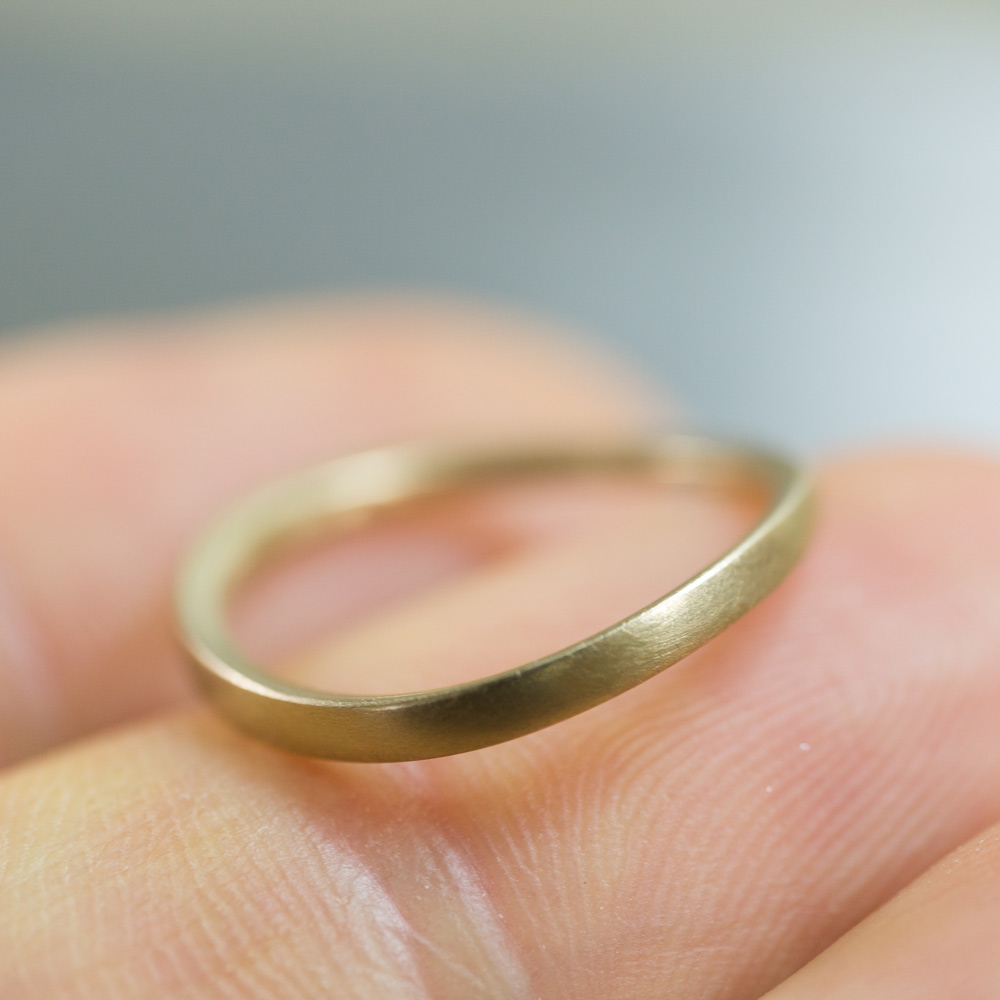 波のアウトラインのマリッジリング1　シャンパンゴールド　屋久島でつくる結婚指輪