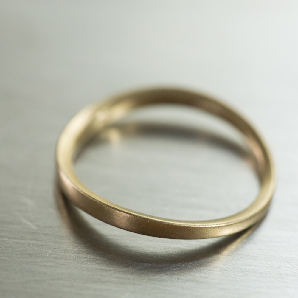 波のアウトラインのマリッジリング2　シャンパンゴールド　屋久島でつくる結婚指輪