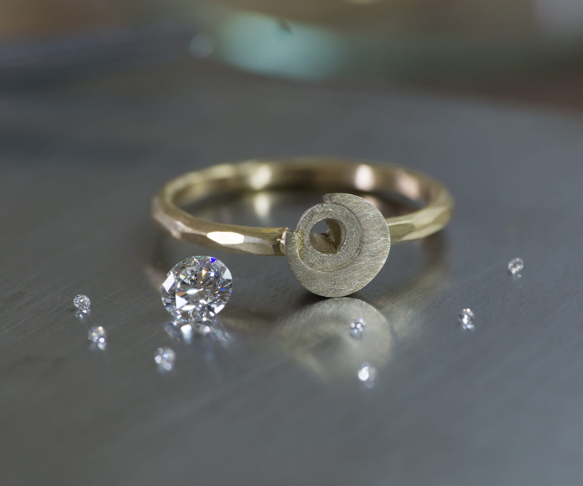 オーダーメイドマリッジリングの制作風景　ジュエリーのアトリエ　屋久島の月モチーフ　ゴールド、ダイヤモンド　屋久島でつくる結婚指輪