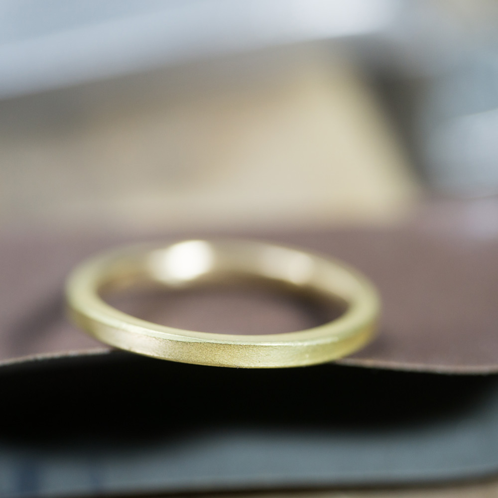 オーダーメイドマリッジリングの制作風景　　ゴールド　屋久島で作る結婚指輪　表面にピント