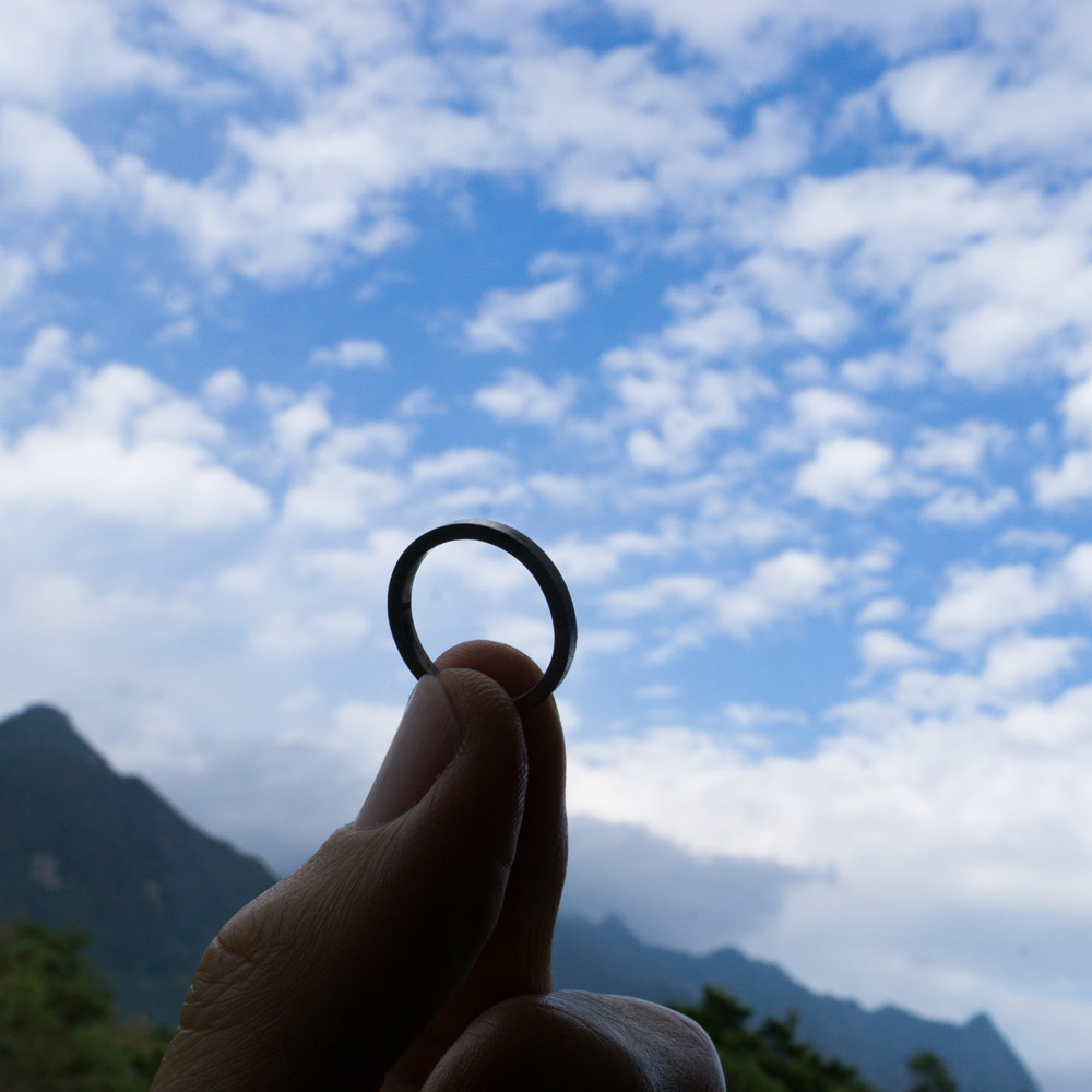 オーダーメイドマリッジリングの制作風景　プラチナリング　屋久島の空にかざす　屋久島で作る結婚指輪