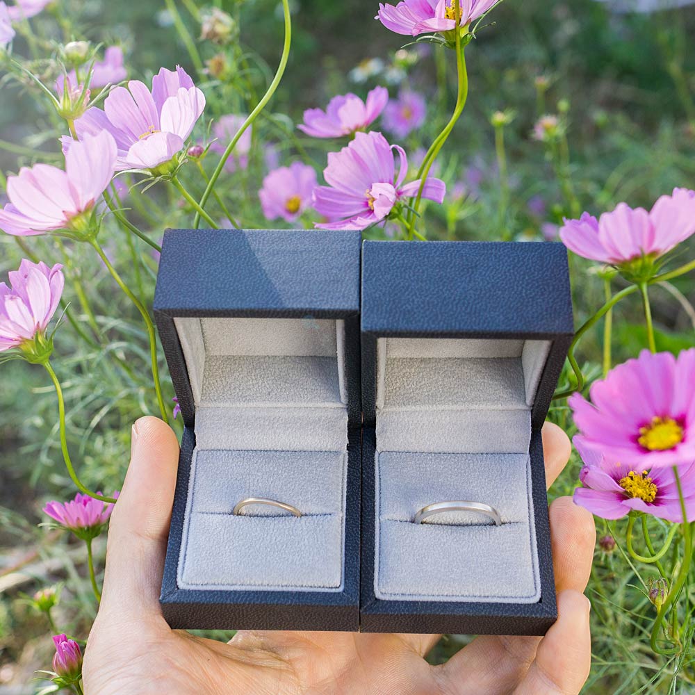 屋久島のコスモス　オーダーメイドマリッジリング　ケースを手に　プラチナ、ゴールド　屋久島で作る結婚指輪