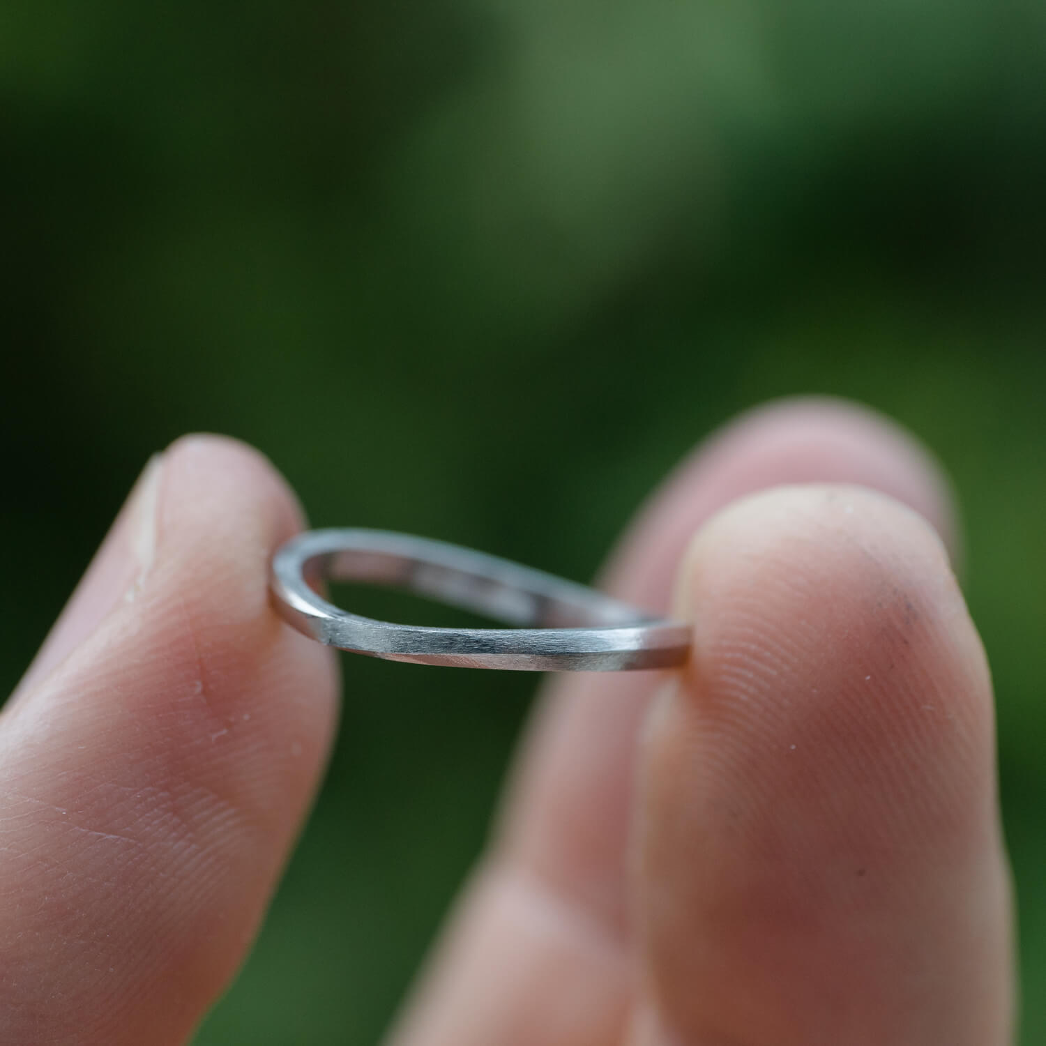 オーダーメイドマリッジリングの制作過程　屋久島の緑バック　プラチナリングを手に　屋久島でつくる結婚指輪