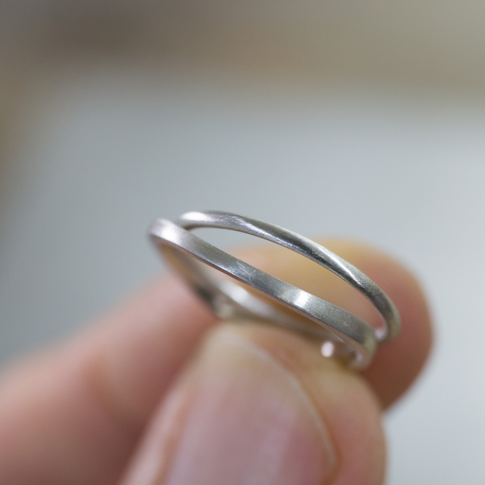 オーダーメイドマリッジリングのサンプル　シルバー、サンプルリング　手に持って　屋久島で作る結婚指輪