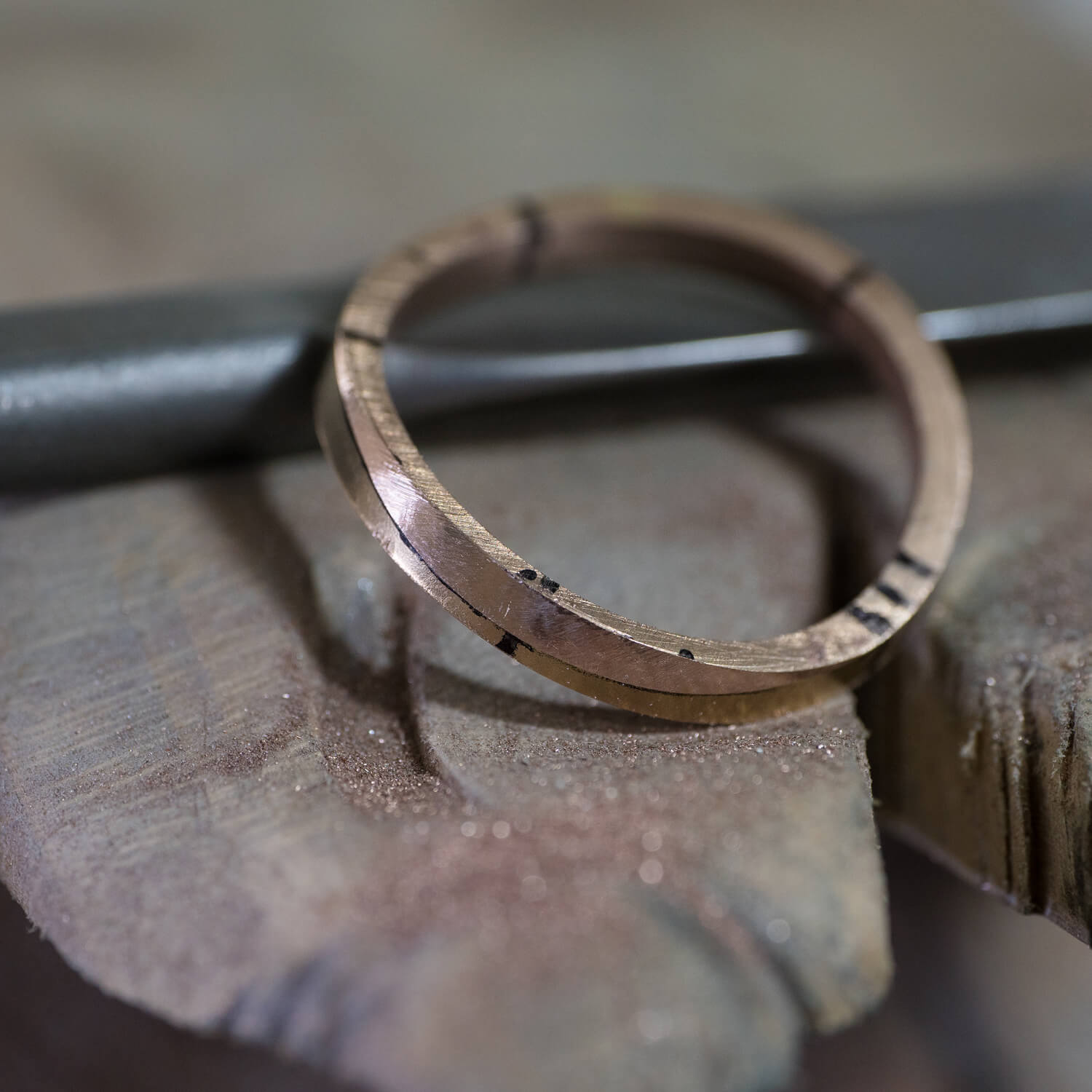 場面２　オーダーメイドマリッジリングの制作過程　屋久島ジュエリーのアトリエ　ゴールドリング　屋久島でつくる結婚指輪