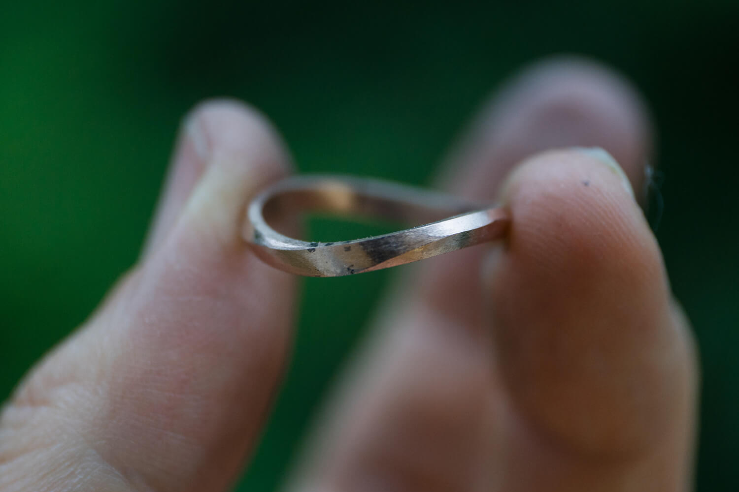 屋久島の緑バック　オーダーメイドマリッジリングの制作過程　屋久島ジュエリーのアトリエ　ゴールドリング　屋久島でつくる結婚指輪
