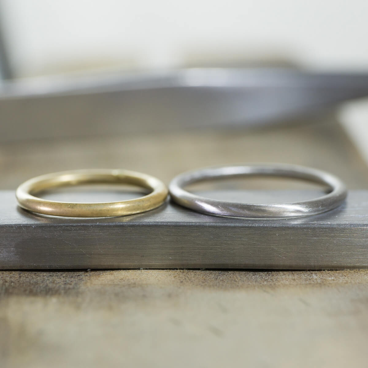 オーダーメイド結婚指輪の制作風景　ジュエリーのアトリエに指輪　ゴールド、プラチナ　屋久島でつくる結婚指輪