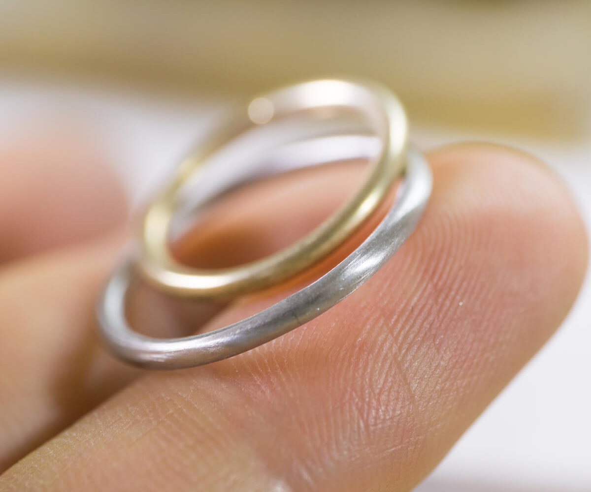 オーダーメイド結婚指輪の制作風景　ジュエリーのアトリエに指輪　手に乗せて　ゴールド、プラチナ　屋久島でつくる結婚指輪