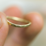 オーダーメイドマリッジリングの制作風景　ジュエリーのアトリエ　指輪を手にとって　ゴールド　屋久島で作る結婚指輪