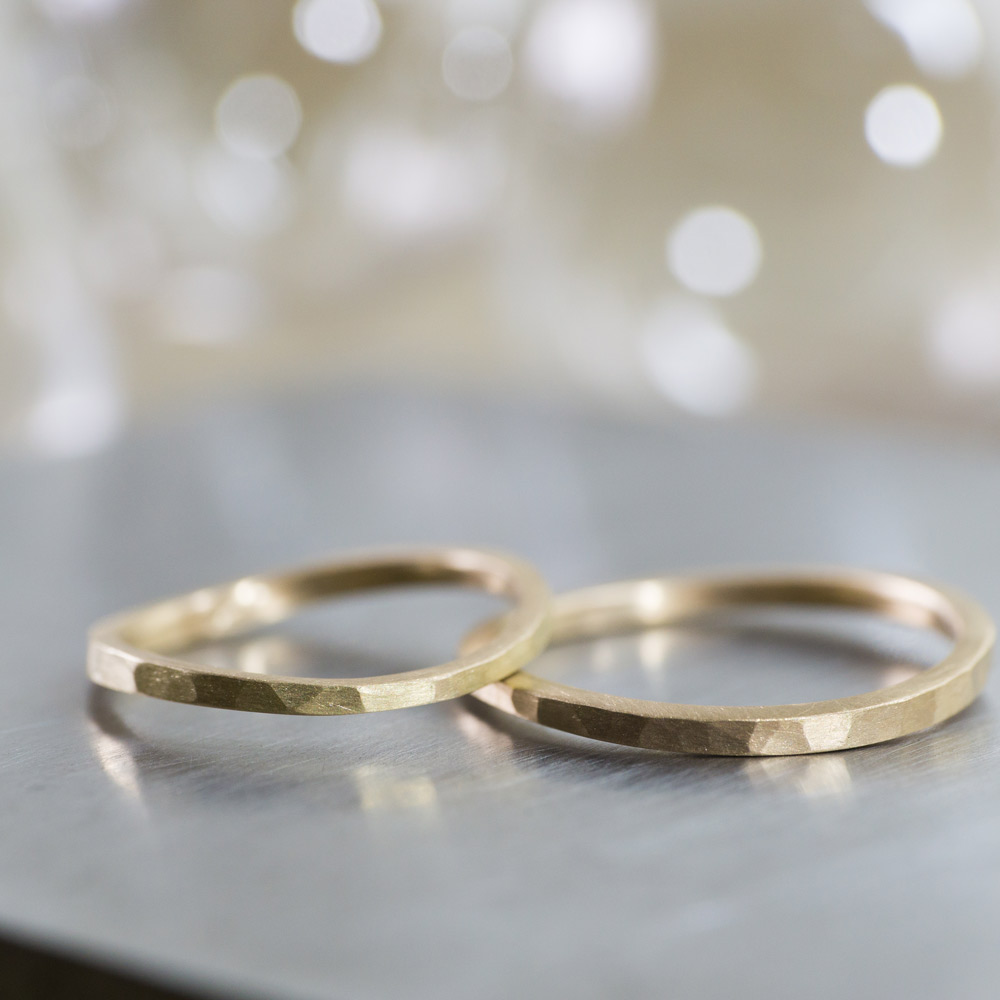 場面２　オーダーメイドマリッジリング　ジュエリーのアトリエに指輪　ゴールド　屋久島で作る結婚指輪