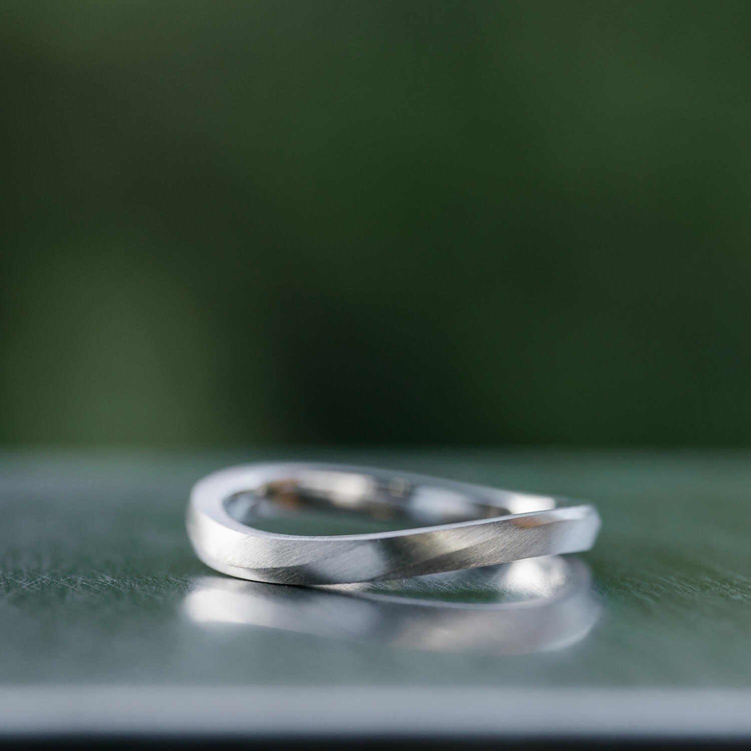 オーダーメイドマリッジリング　屋久島の緑バック　プラチナ　屋久島でつくる結婚指輪