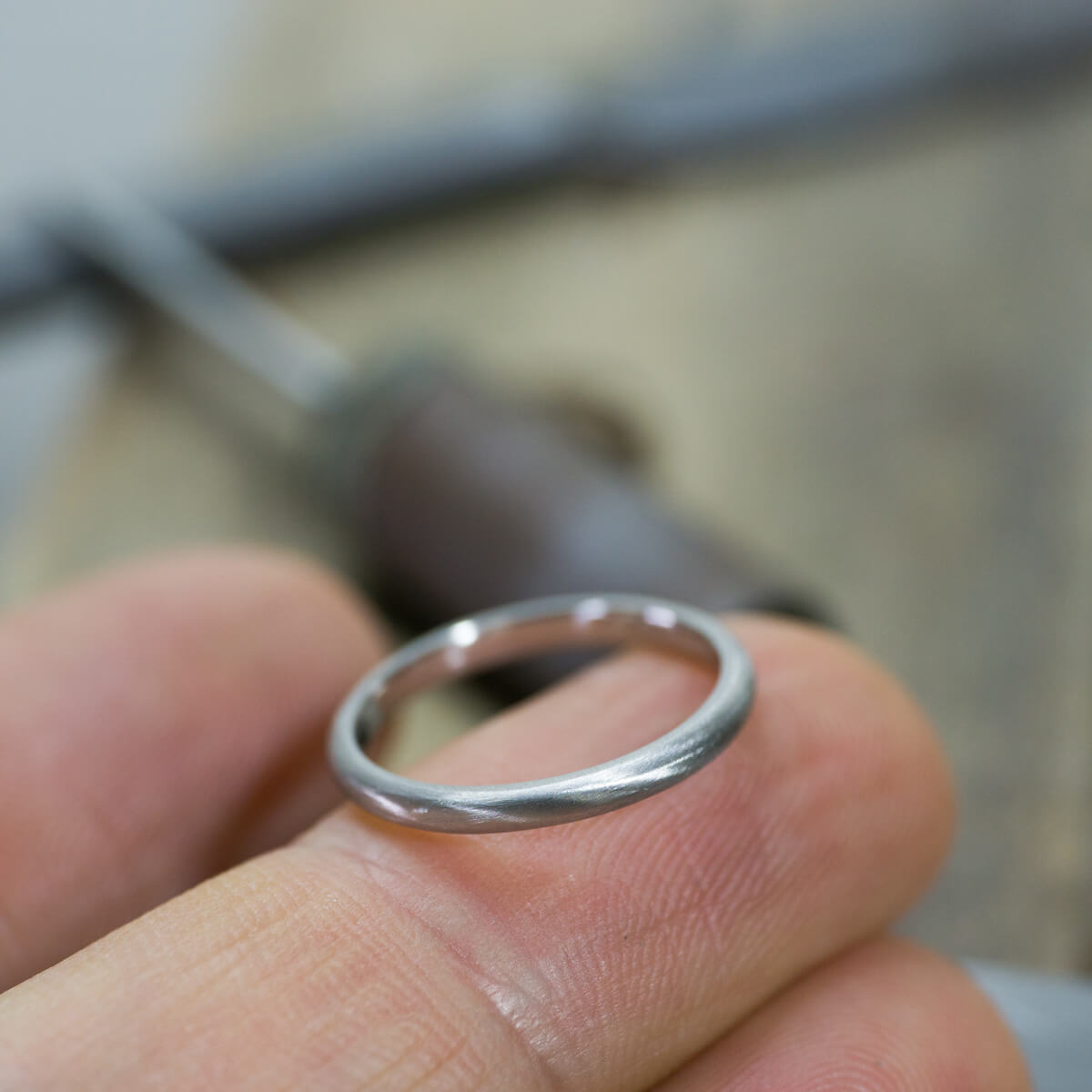 オーダーメイド結婚指輪のサンプルリング　ジュエリーのアトリエ　手の上にプラチナリング　屋久島でつくる結婚指輪　