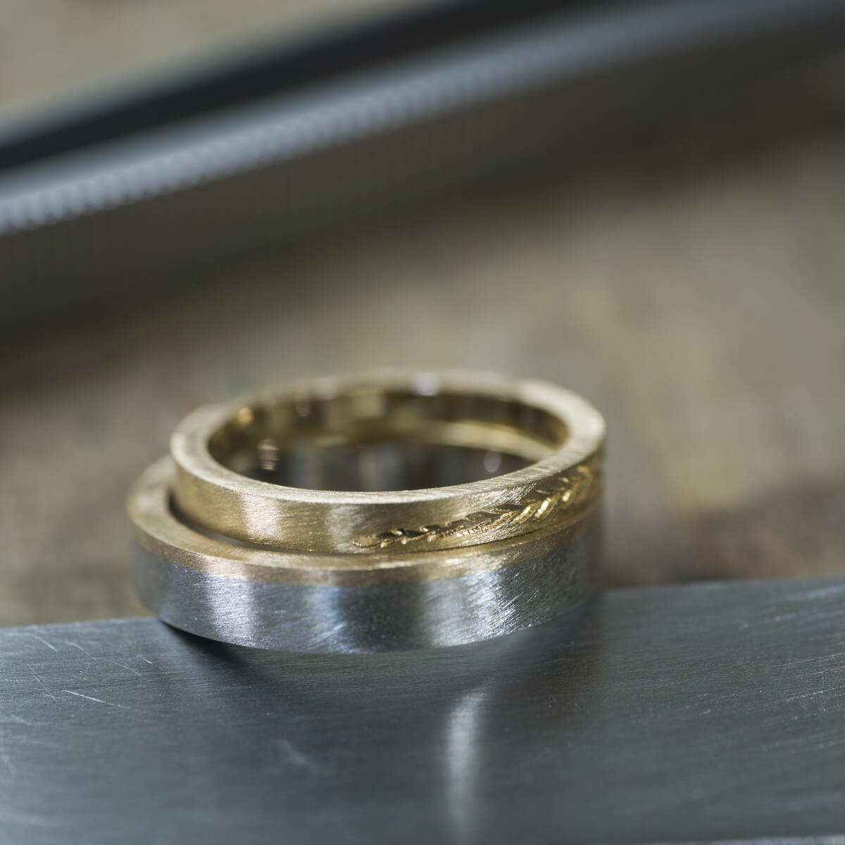 オーダーメイド結婚指輪の制作風景　ジュエリーのアトリエ　屋久島のシダモチーフ　ゴールド、プラチナ　屋久島でつくる結婚指輪