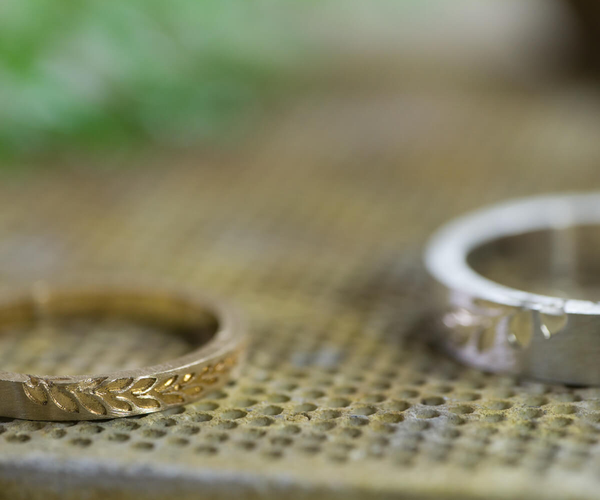 オーダーメイドマリッジリングの制作風景　ジュエリーのアトリエ　結婚指輪２本　ゴールド、シルバー　屋久島のシダモチーフ　屋久島でつくる結婚指輪