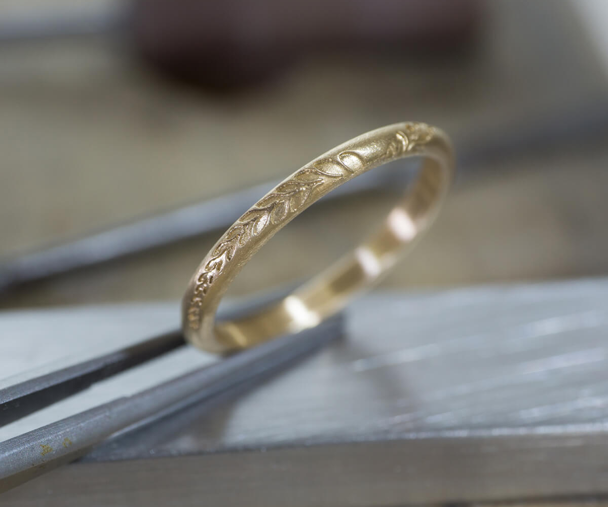 オーダーメイドマリッジリングの制作風景　ジュエリーのアトリエ　屋久島のシダモチーフ　屋久島でつくる結婚指輪