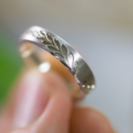 オーダーメイドマリッジリング　手に持って　屋久島のシダモチーフ　シルバー　屋久島でつくる結婚指輪