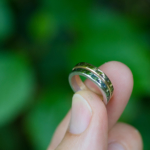 屋久島の緑バック　オーダーメイドマリッジリングの制作過程　屋久島ジュエリーのアトリエ　ゴールドリング　屋久島でつくる結婚指輪