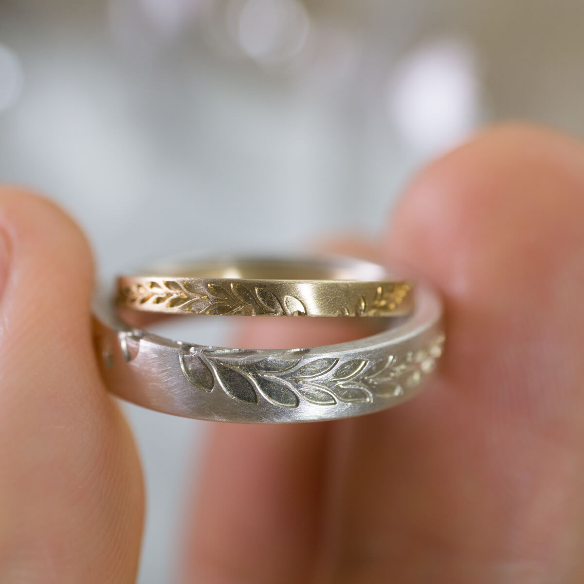 オーダーメイドマリッジリング、　屋久島のシダモチーフ　ゴールド、シルバー　ジュエリーのアトリエ　手に持って　屋久島でつくる結婚指輪