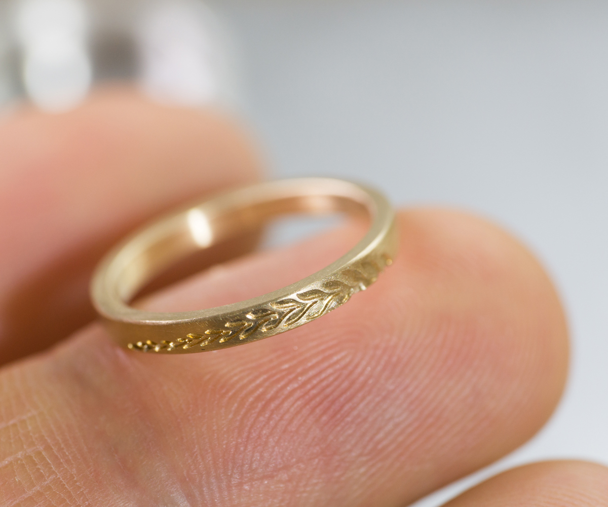 オーダーメイドマリッジリング　屋久島のシダモチーフ　ジュエリーのアトリエ　手に持って　屋久島でつくる結婚指輪