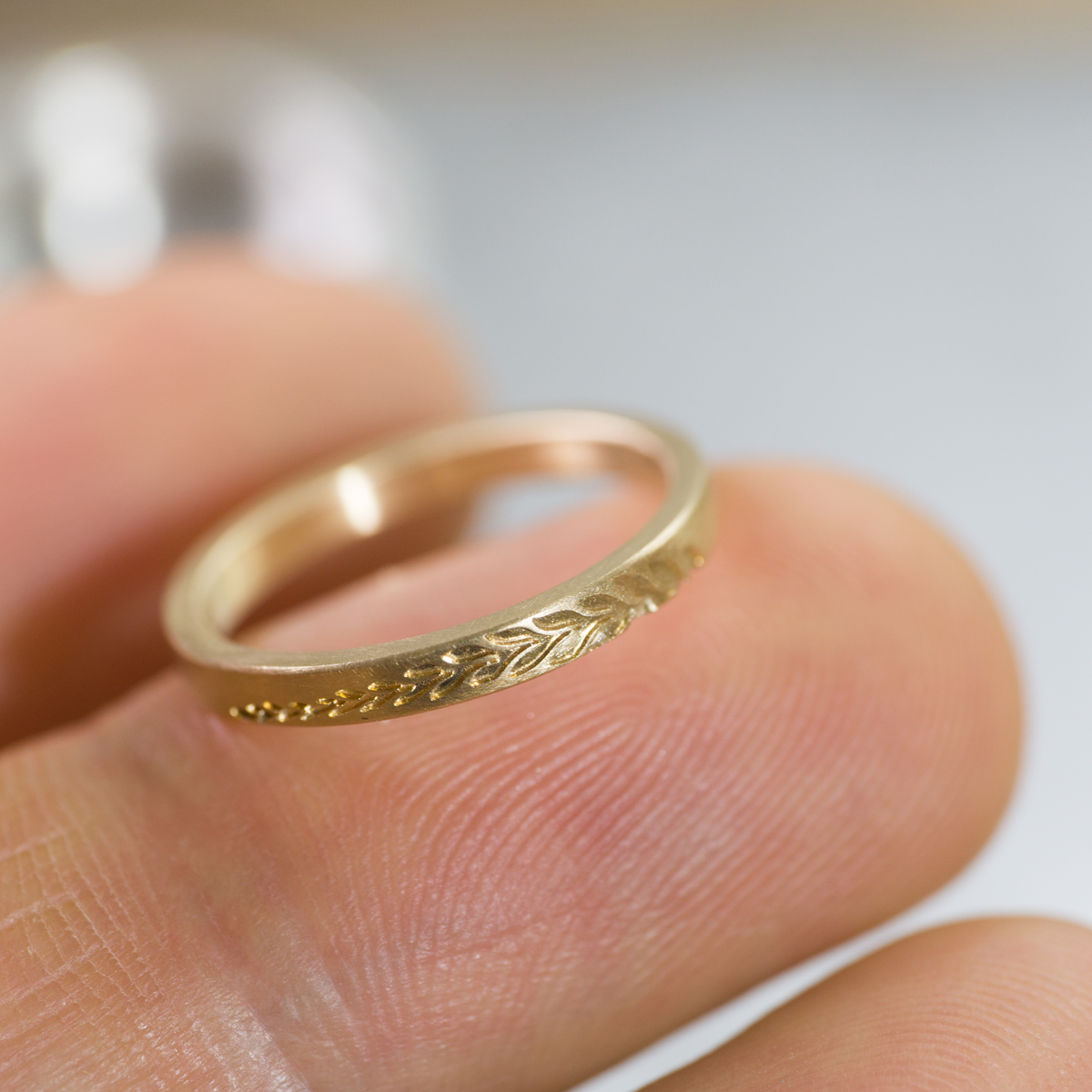 オーダーメイドマリッジリング　屋久島のシダモチーフ　ジュエリーのアトリエ　手に持って　屋久島でつくる結婚指輪