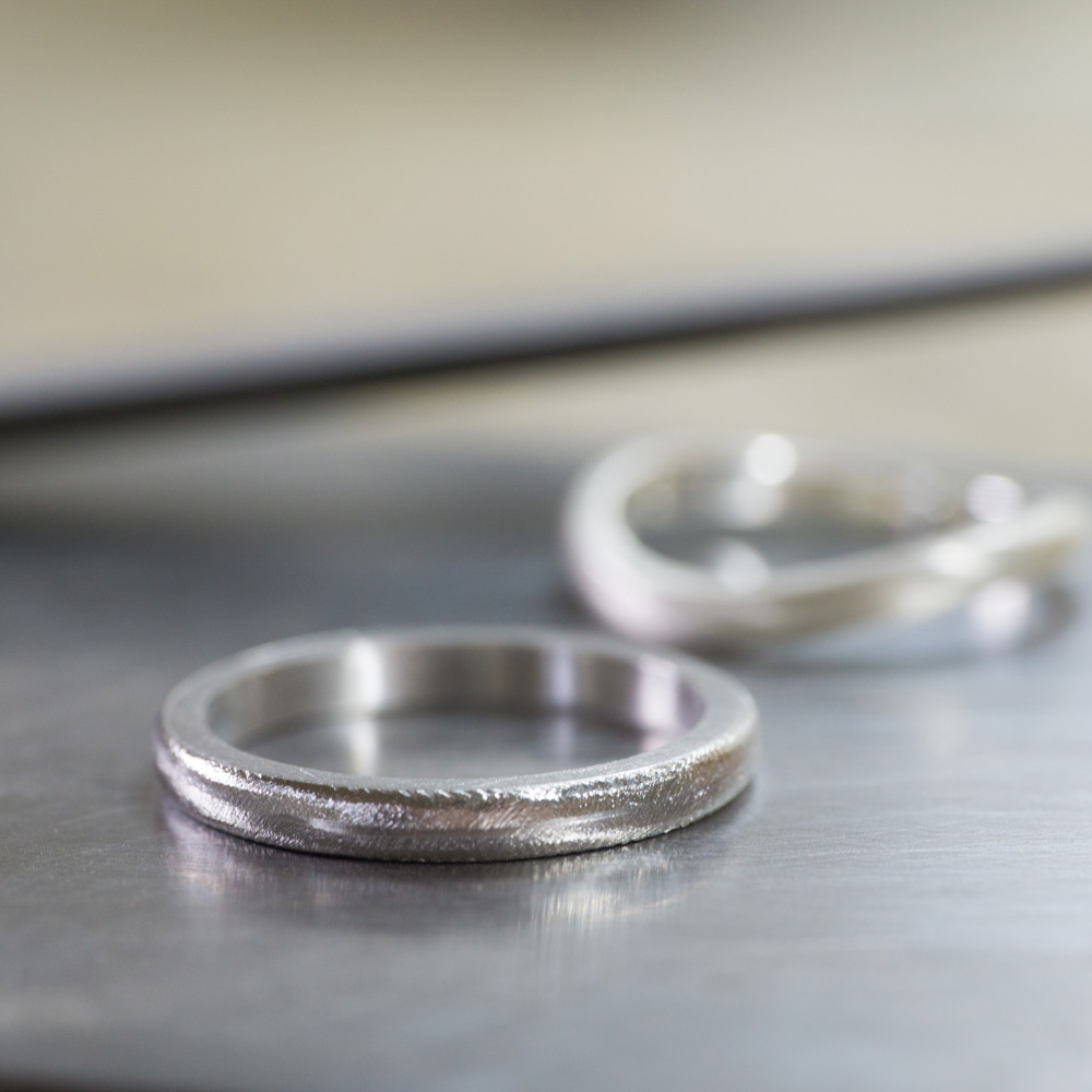 オーダーメイドマリッジリングの制作風景　ジュエリーのアトリエ　作業場に指輪　プラチナ　屋久島で作る結婚指輪