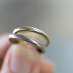オーダーメイドマリッジリングの制作風景　ジュエリーのアトリエ　手に指輪　プラチナ、ゴールド　屋久島で作る結婚指輪