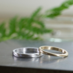 オーダーメイドマリッジリングの制作風景　ジュエリーのアトリエ　作業場に指輪　プラチナ、ゴールド　屋久島で作る結婚指輪
