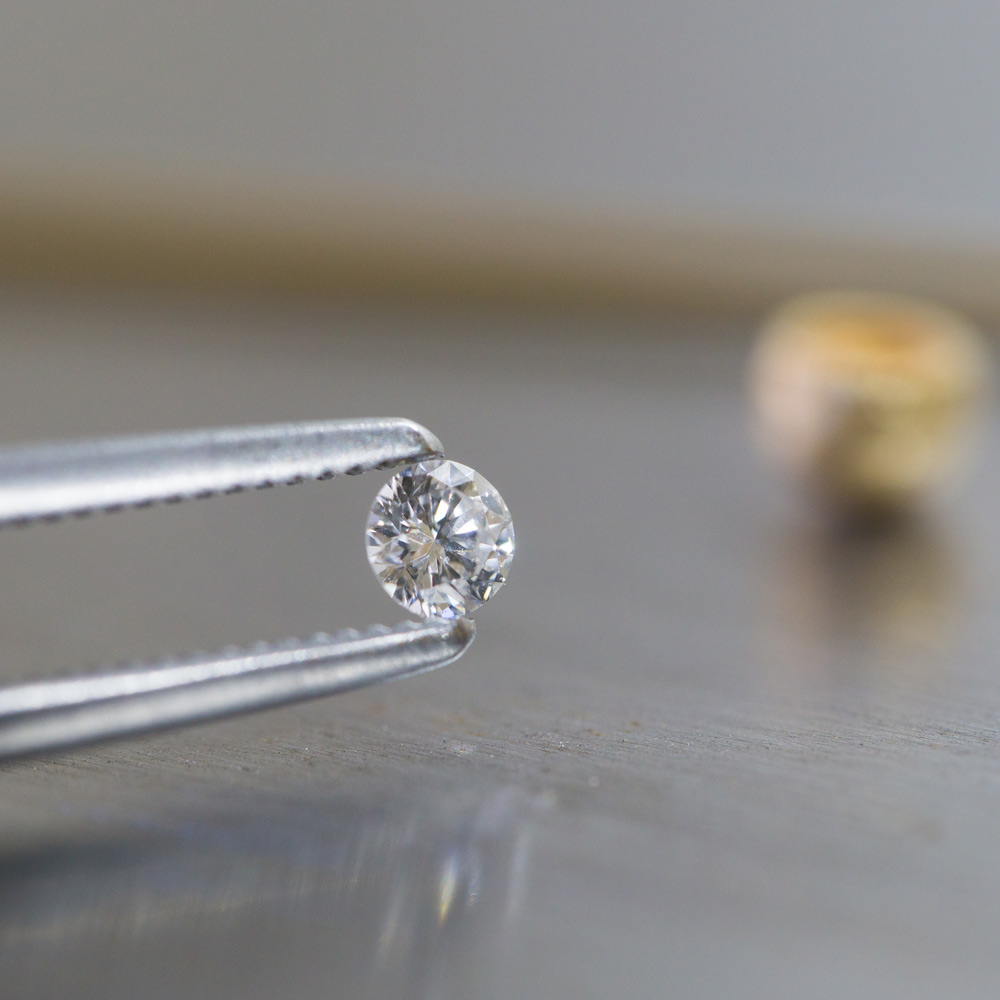 オーダーメイドマリッジリングの制作風景　ジュエリーのアトリエ　作業場に素材　ダイヤモンド クローズアップ　屋久島で作る婚約指輪