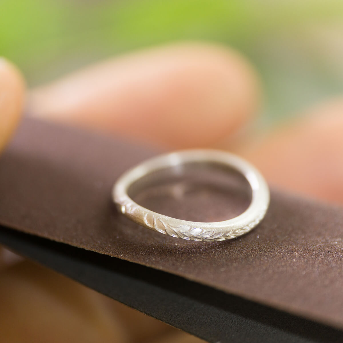 オーダーメイドマリッジリングの制作風景　ジュエリーのアトリエ　紙やすりに指輪　シルバー　屋久島のシダモチーフ　屋久島でつくる結婚指輪
