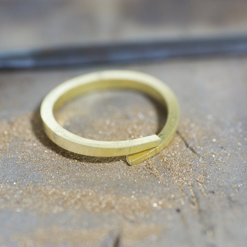 場面３　オーダーメイドマリッジリングの制作風景　ジュエリーの作業場台　ゴールドの指輪　屋久島で作る結婚指輪