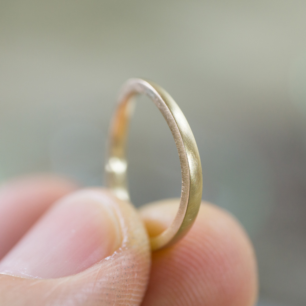 オーダーメイドマリッジリング　手のひらに指輪　ゴールド　屋久島で作る結婚指輪