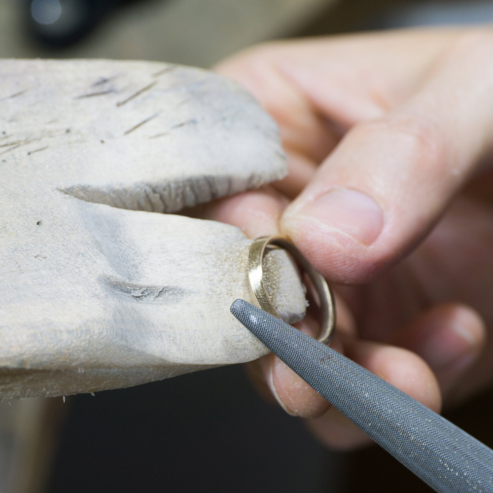 オーダーメイドマリッジリングの制作風景　ジュエリーのアトリエ　作業場に指輪　ゴールド　屋久島で作る結婚指輪