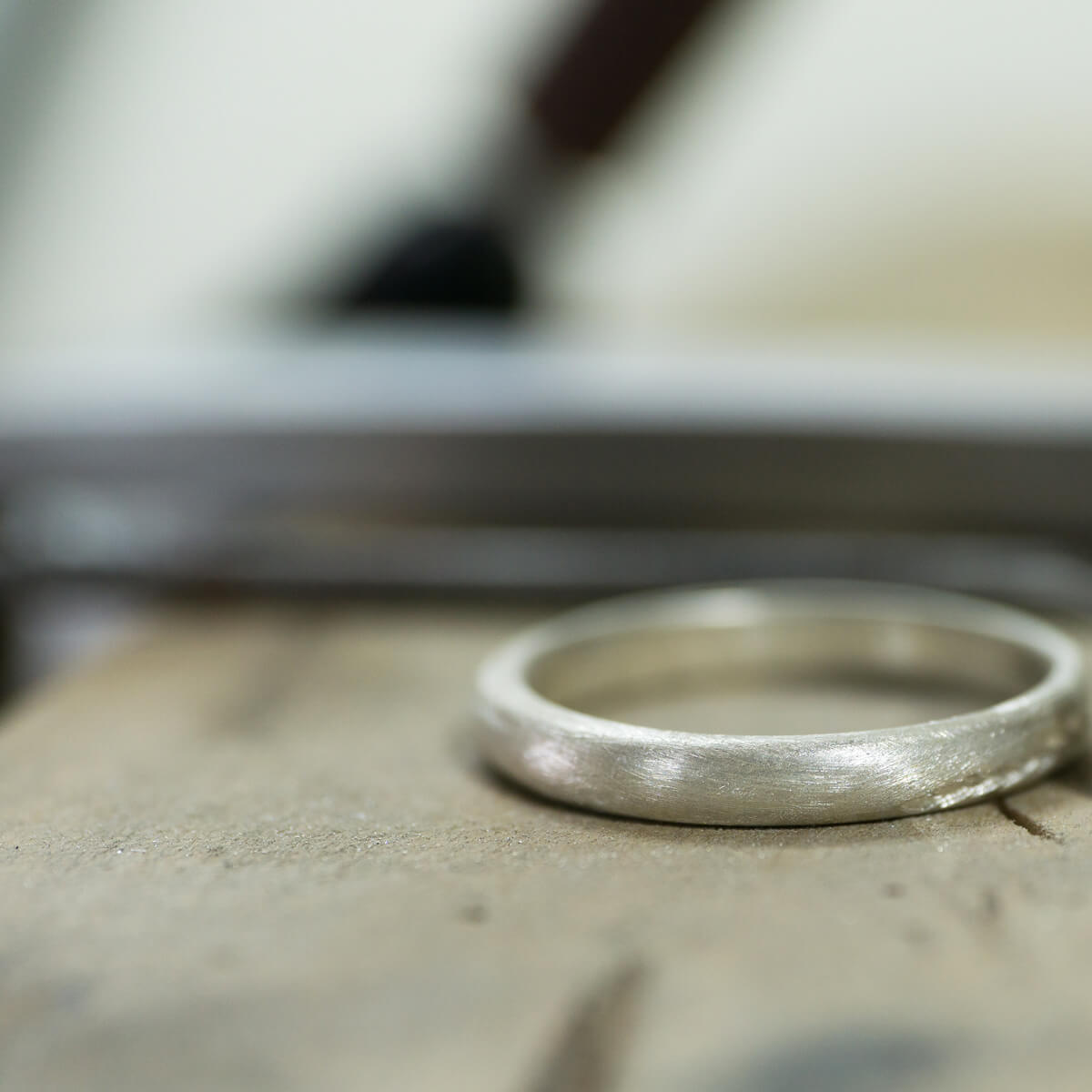 オーダーメイドマリッジリングの制作風景　ジュエリーのアトリエに指輪　シルバー　屋久島のシダモチーフ　屋久島でつくる結婚指輪