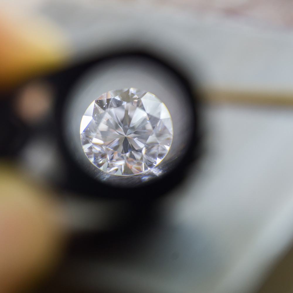 オーダーメイドマリッジリングの素材　ジュエリーのアトリエ　ルーペ越しにダイヤモンド　屋久島で作る結婚指輪