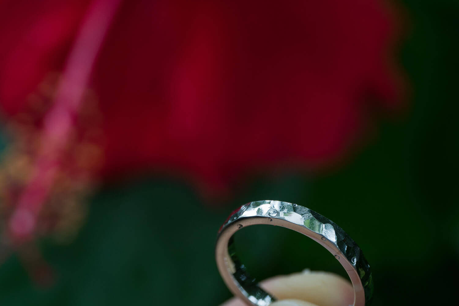オーダーメイドマリッジリングの制作風景　屋久島緑バック　プラチナの指輪　屋久島でつくる結婚指輪