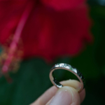 オーダーメイドマリッジリングの制作風景　屋久島緑バック　プラチナの指輪　屋久島でつくる結婚指輪