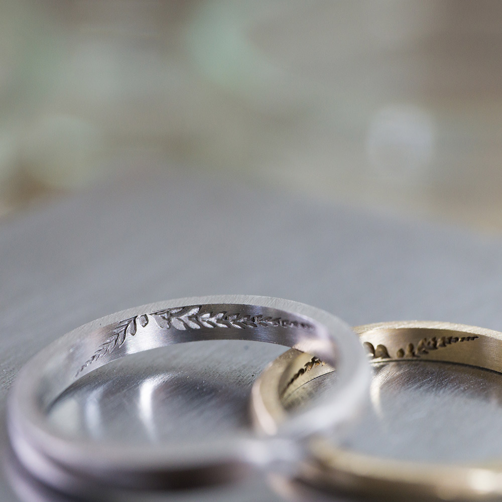 オーダーメイドマリッジリングの制作風景　　作業場に指輪　シダ模様　プラチナ、ゴールド　屋久島で作る結婚指輪