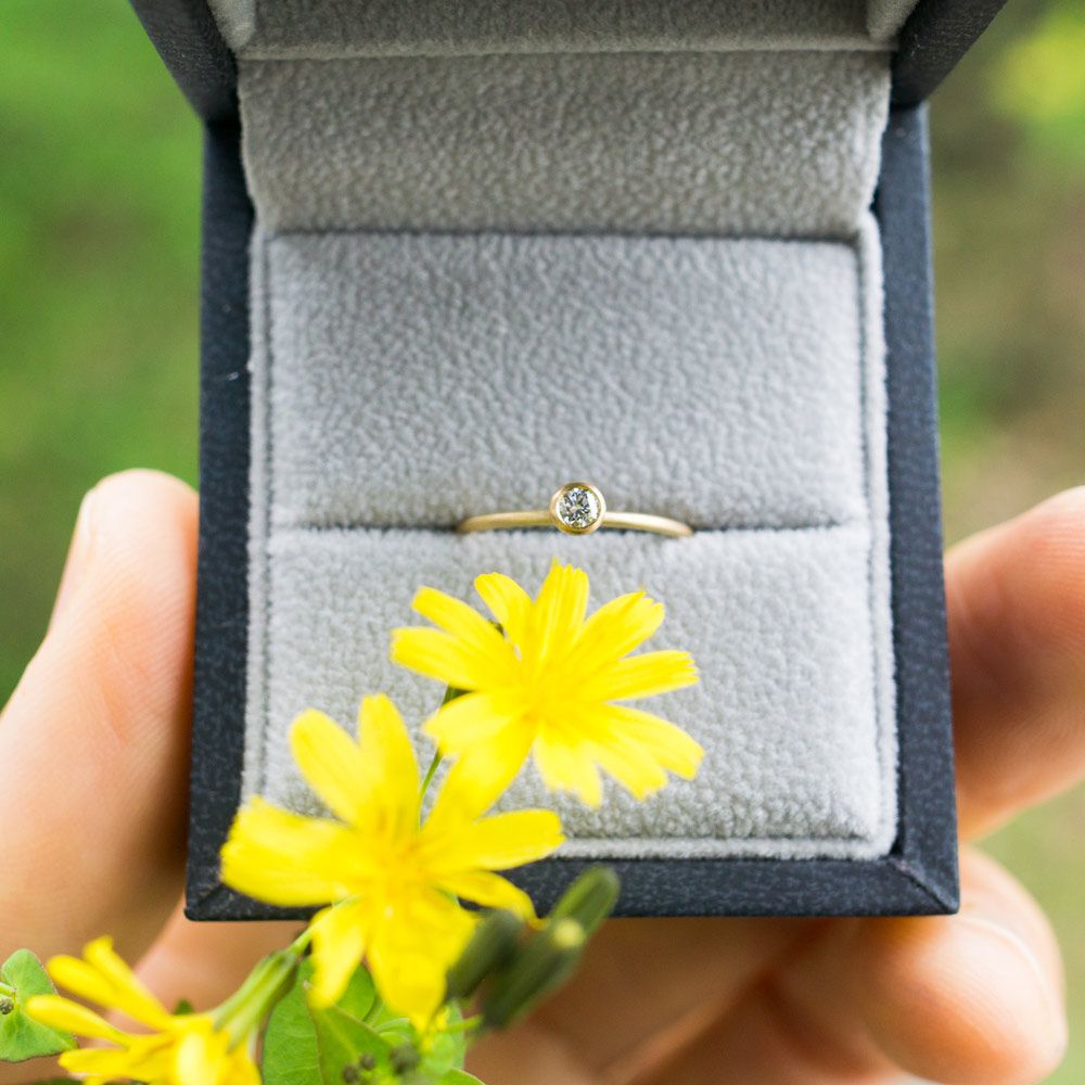 タンポポの花　ケースに入った婚約指輪　ゴールド、ダイヤモンド　オーダーメイドエンゲージリング　屋久島でつくる婚約指輪
