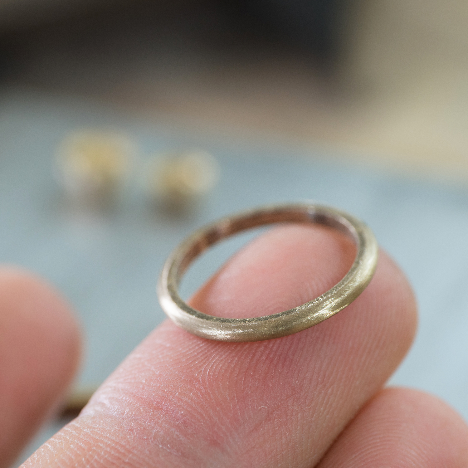 オーダーメイド指輪の制作風景　ジュエリーのアトリエ　指の上に指輪　シャンパンゴールド　屋久島でリメイクジュエリー　