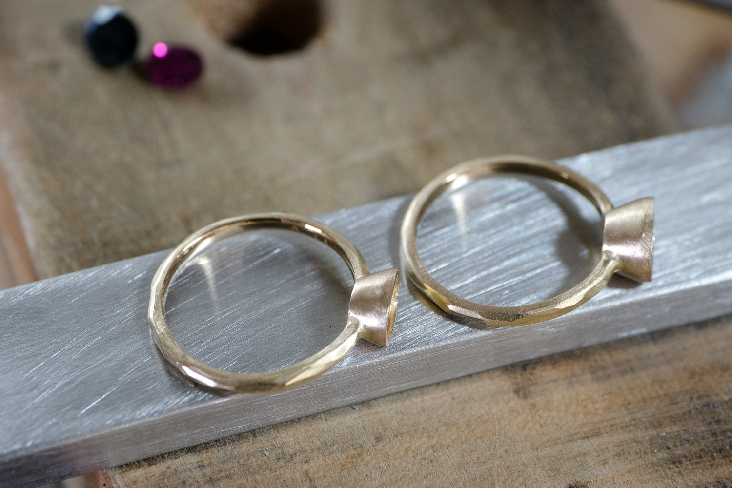 オーダーメイドジュエリーの制作風景　シャンパンゴールドの指輪２本　ルビー、サファイア　屋久島でオーダーメイドジュエリー