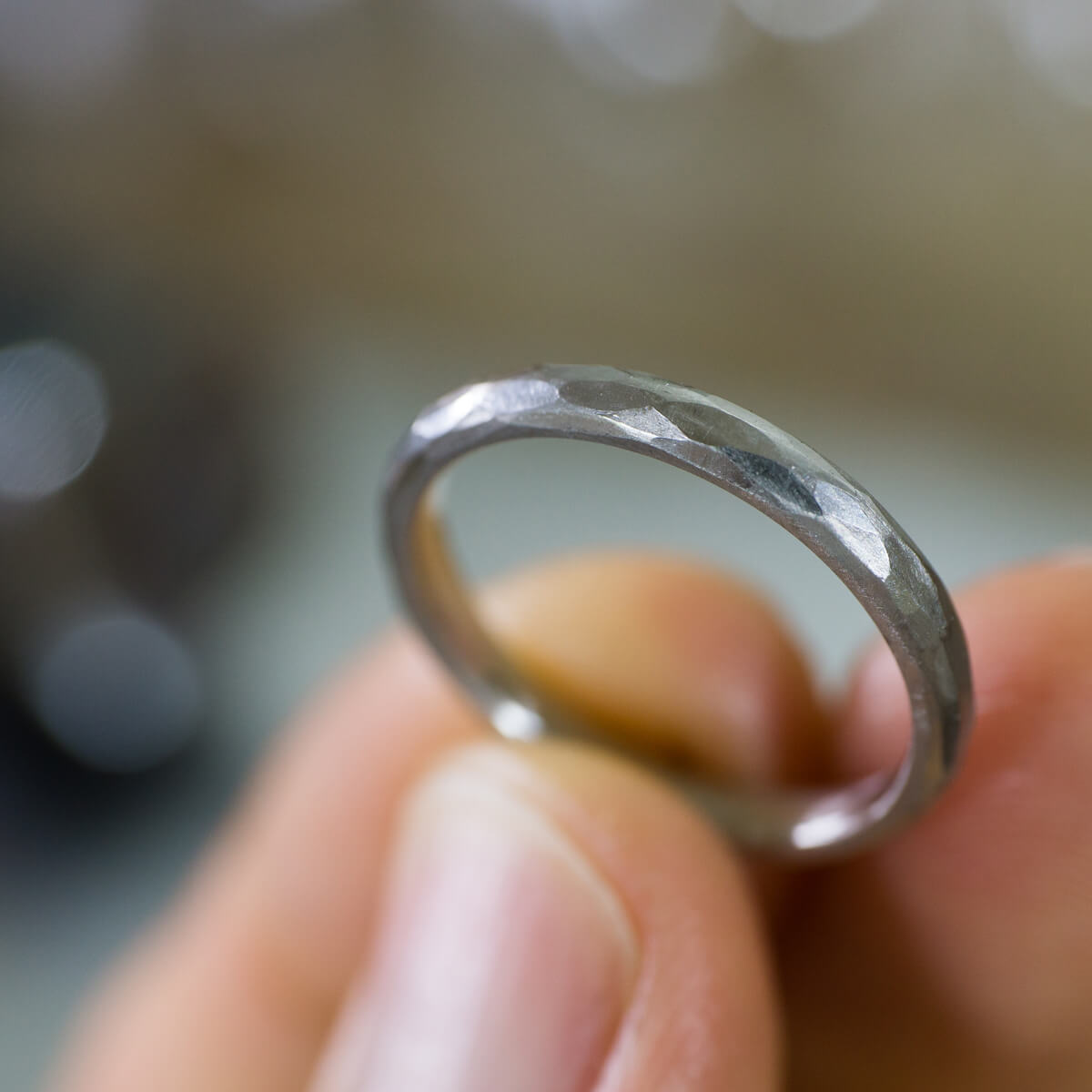 オーダーメイドマリッジリング　ジュエリーのアトリエ　プラチナリング　手に持って　屋久島でつくる結婚指輪